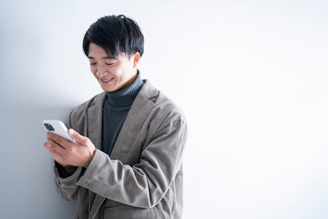 Fototapeta premium 携帯電話を使う男性