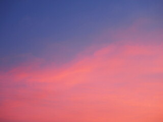 Obraz premium Pastel pink and purple skies and clouds in the evening as the sun sets. The sky is calm and beautiful at dusk, sweet sky. 