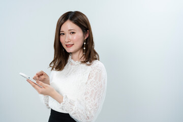 Fototapeta premium 携帯電話を使う女性
