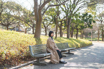 Obraz premium 公園を散策する女性