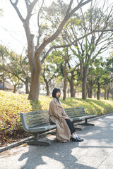 Obraz premium 公園を散策する女性