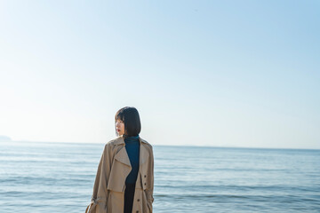 Fototapeta premium 冬の海を散策する女性