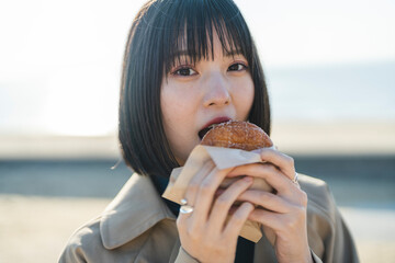 ドーナツを食べる女性