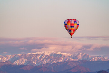 渡良瀬遊水地　朝焼けのバルーンと雪山