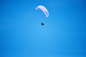 Gleitschirmfliegen und der blaue Himmel
