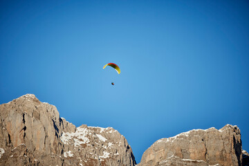 Fototapeta na wymiar Fliegen mit einem Gleitschirm in den Bergen