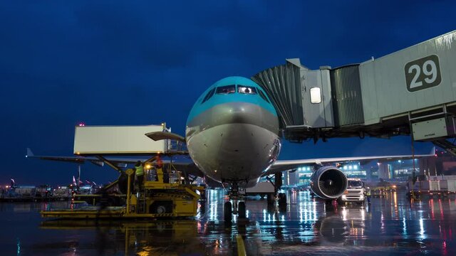 Timelapse of deboarding and servicing arrived plane at night