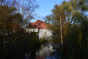 Herbst am Fluss Böhme in der Altstadt von Walsrode, Niedersachsen