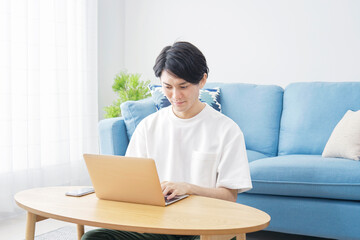 男性　パソコン　リビング