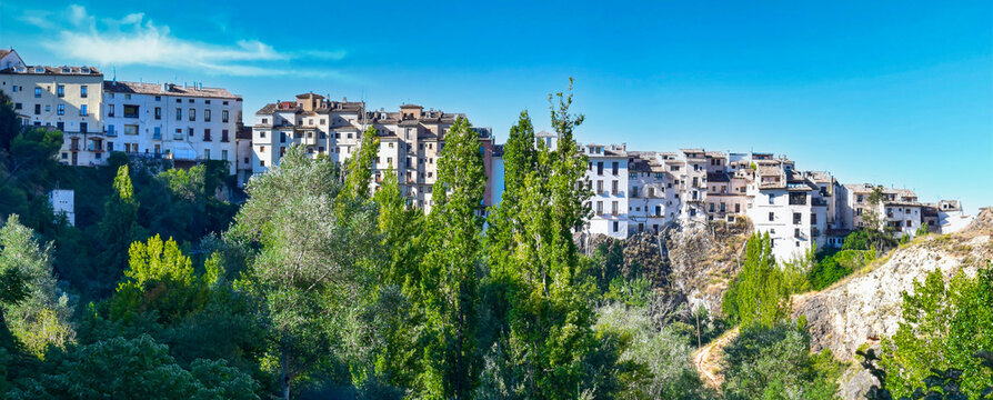 Casas en lo alto de una cornisa monta&ntilde;osa en la ciudad de Cuenca, Espa&ntilde;a
