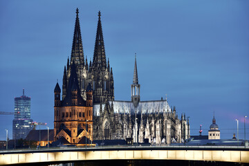 Kathedrale in Köln, Kölner Dom am Rhein in Deutschland, Nordrhein-Westfalen bei Abendlicher...