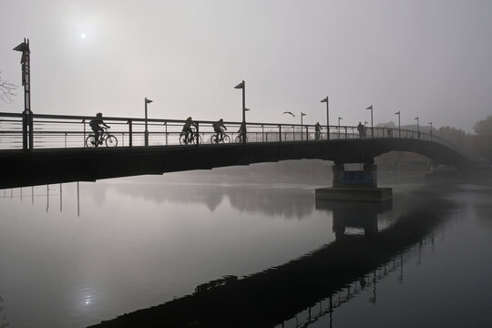 Fahrradbr&uuml;cke im Nebel, Konstanz am Seerhein