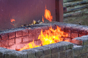燃えさかる炎の様子　東京、赤坂氷川神社の境内の風景