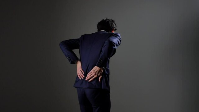 ビジネスマン、男性、腹痛、風邪、胃痛、下痢、胃腸炎、胃炎、胃もたれ、黒背景、スーツ、ビジネス、サラリーマン、スタジオ撮影、若い、日本人、二十代、グレー背景、暗い、胃潰瘍、お腹を下す、触る、抑える、空腹、体調不良、営業マン、お腹が空く、腹ぺこ、お腹、腹、痛い、下す、下る、食べ過ぎ、食あたり、食中毒、吐き気、病気、20代、アジア人、上半身、三十代、バストアップ、一人、30代、会社員、社員、ネクタイ