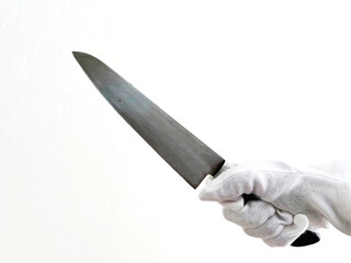 白い手袋をして握る包丁