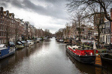 Obraz premium Amsterdam canals winter view on a cloudy day