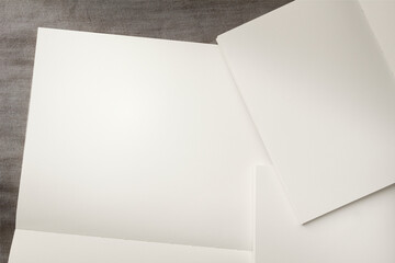 俯瞰の3冊の白いノートと暗いグレーの背景