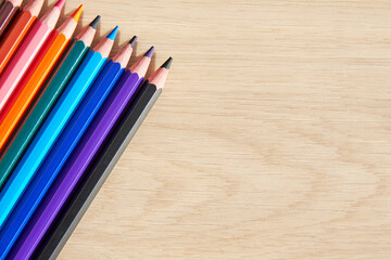 Obraz premium Many colored pencils are on the wooden table with copy space for text. Templates for art and hobby banners