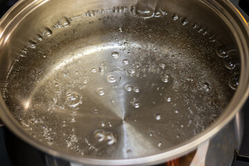 金属製の鍋の中で沸騰し始める水