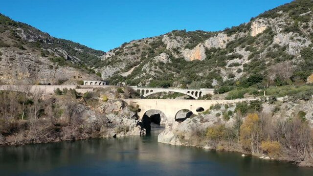 survol du pont du diable pr&egrave;s de saint Guilhem le d&eacute;sert en Occitanie dans le sud de la France