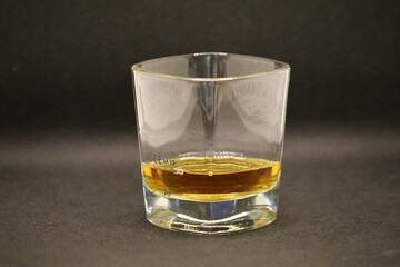 Verre de whisky sur fond noir, ville de Lyon, France
