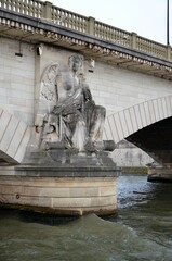 Fototapeta na wymiar Stone bridges over the river Seine in Paris