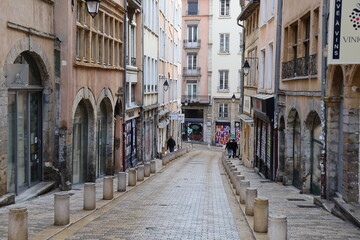 Fototapeta na wymiar La montée de la grande côte, rue en pente typique dans le quartier Croix Rousse, ville de Lyon, département du Rhône, France