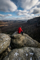Wanderer macht Rast in der Sächsischen Schweiz 