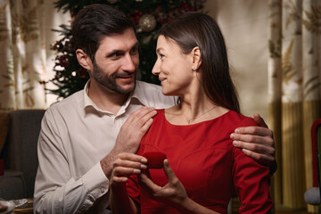 Naklejka premium Man in love making marriage proposal to his girlfriend on New Year eve