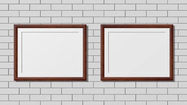zwei hölzerne Bilderrahmen an einer weißen Wand