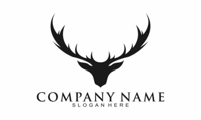 Obraz premium Deer head with sharp antlers vector logo