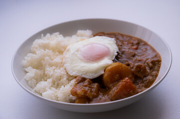 目玉焼きカレーライス