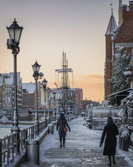 Winter view of the beautiful Long Quay in Gdańsk. Frosty December morning. - obrazy, fototapety, plakaty