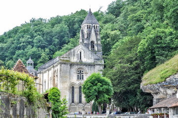 Fototapeta na wymiar Today Brantôme is considered one of the most beautiful towns in the Dordogne department