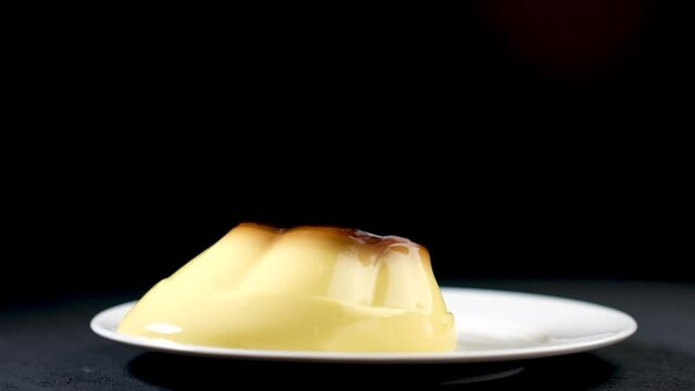 プリンがスローモーションで落ちる