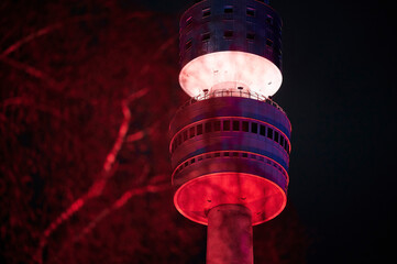 Fernsehturm Florian der deutschen Stadt Dortmund leuchtet rot im Dunkel der Nacht - obrazy, fototapety, plakaty