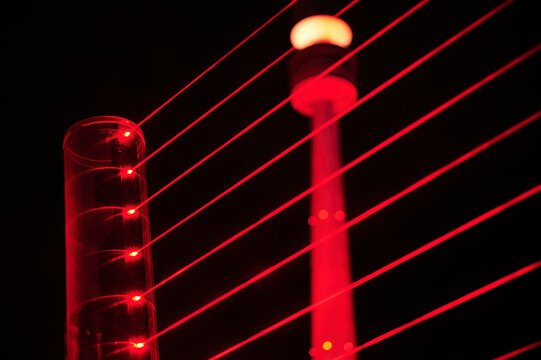 Dortmunder Fernsehturm Florian vor roten Laserstrahlen und einem dunklen Nachthimmel