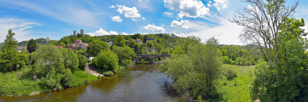 Panorama Fluss Saale mit Burg Saaleck und Rudelsburg