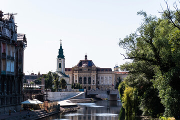 Obraz premium View from Intellectuals bridge (podul Paralelor sau Intelectualilor) with the Ladislaus bridge and church and the city hall.