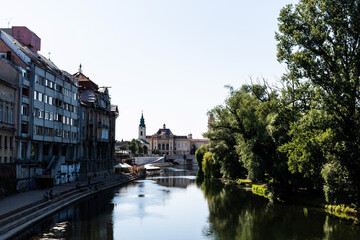 Obraz premium View from Intellectuals bridge (podul Paralelor sau Intelectualilor) with Crisul Repede river, the Ladislaus bridge and church and the city hall.