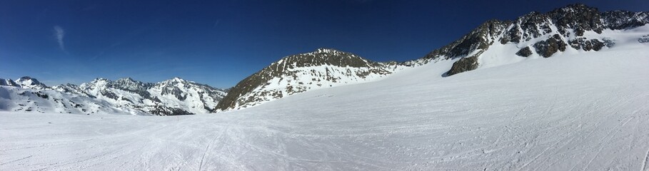 winter panorama view on the hintertux glacier