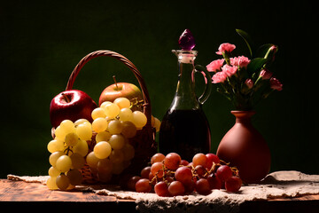 Obraz z winem w tle. Martwa natura a w niej świeże owoce takie jak winogron czerwona, biała, mandarynki klementynki oraz limonka z bukietem goździków. idealna kompozycja jako tło na pulpit 