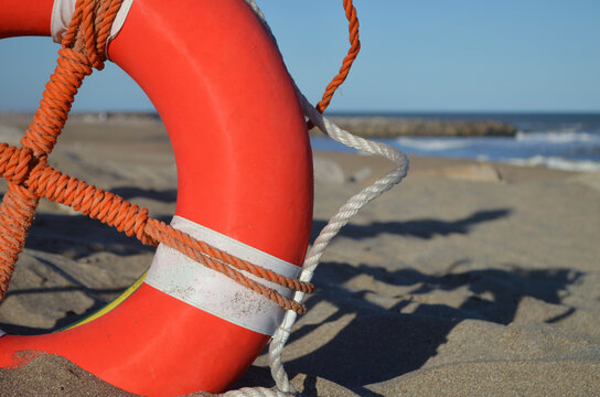 Salvavidas anaranjado en la playa