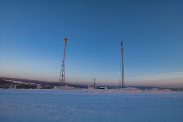 Anteny GSM zimą na ośnieżonych polach.