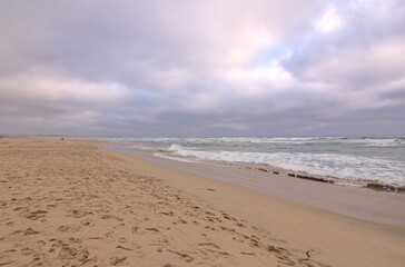 costa, playa y arena junto con el mar en un dia nublado