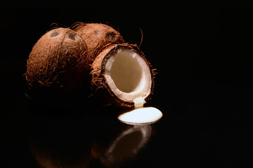 kokos, naturalny olej kokosowy do pielęgnacji ciała. zdjęciu ilustrujące kokosy z mlekiem kokosowym. 