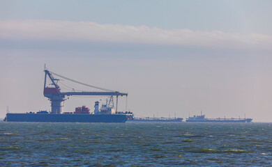 Obraz premium Cargo ships approaching the port