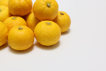 白背景のたユズ