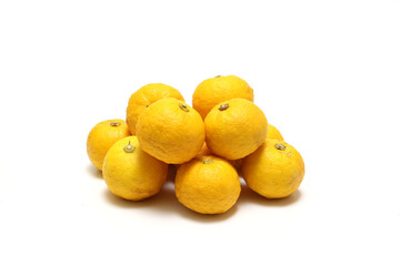 白背景のたユズ