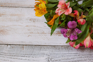 Fototapeta na wymiar 木材背景のアルストロメリアの花束 